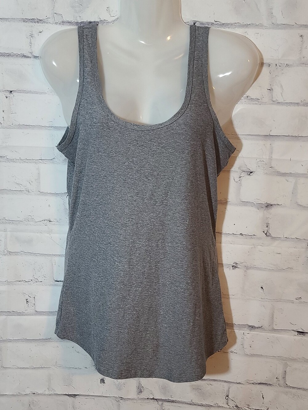 No Boundaries Women's Gray Solid Scoop Neck Sleeveless Knit Tank Top L